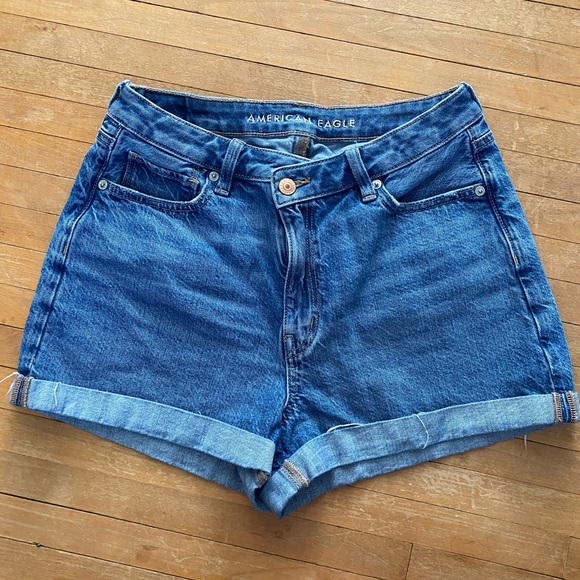 American Eagle Outfitters Pants - American Eagle Women’s Size 6 Medium-Wash Mom Jean Shorts